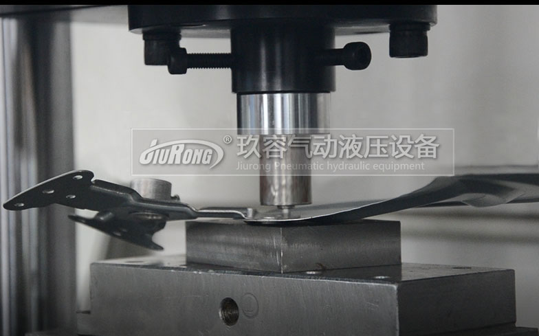 某风扇生产厂家用东莞市玖容气动液压设备有限公司对风扇叶进行铆钉铆接试压操作