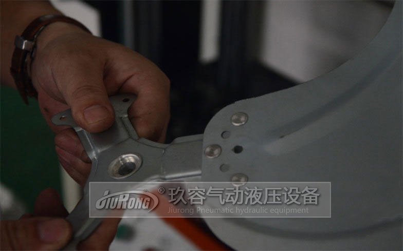 东莞市玖容气动液压设备有限公司对风扇叶进行铆钉铆接试压效果